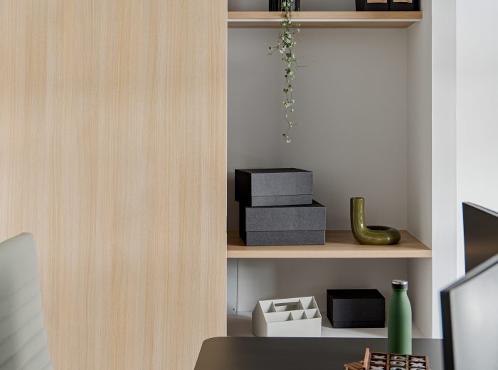 Despacho y sala de reuniones con mobiliario negro y decoración en tonos neutros en proyecto AM48, Vitoria-Gasteiz