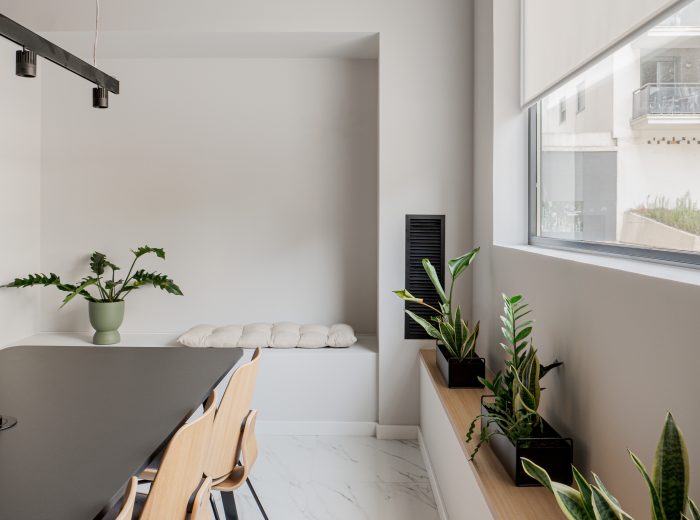Despacho y sala de reuniones con mobiliario negro y decoración en tonos neutros en proyecto AM48, Vitoria-Gasteiz