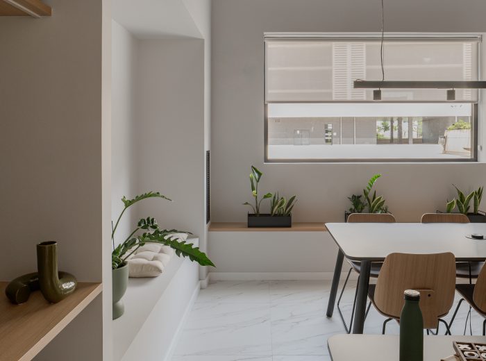 Despacho y sala de reuniones con mobiliario negro y decoración en tonos neutros en proyecto AM48, Vitoria-Gasteiz