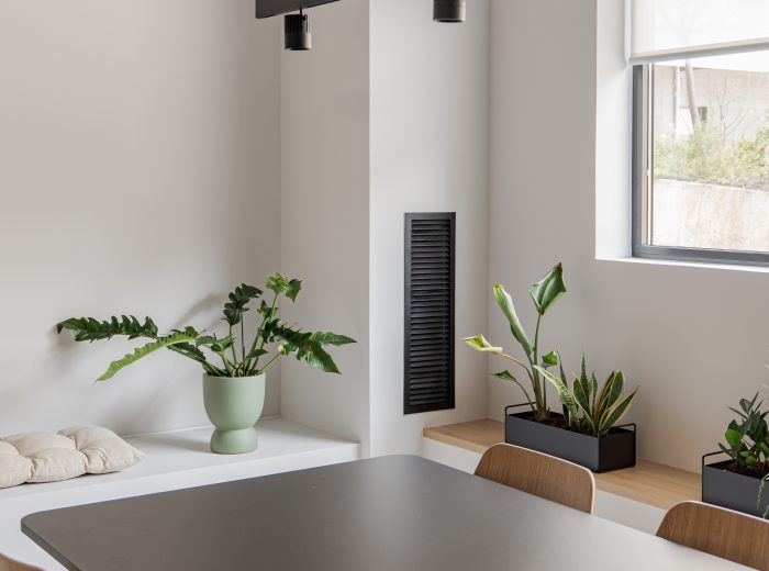Despacho y sala de reuniones con mobiliario negro y decoración en tonos neutros en proyecto AM48, Vitoria-Gasteiz