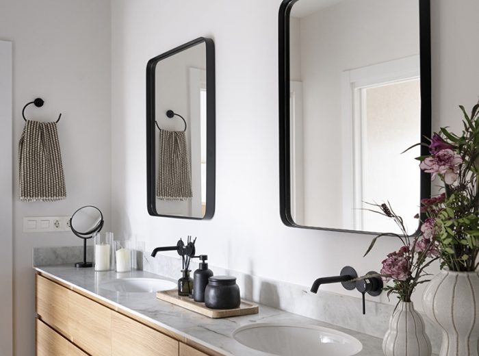 baño ensuite, lavabo doble bajo encimera, mueble en madera y griferías negro empotradas, espejos y detalles perfilería negra, vivienda unifamiliar LAS, obra nueva y diseño de interiores y amueblamiento, Vitoria-Gasteiz
