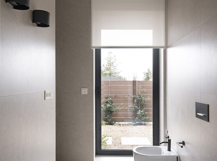 Cabina baño inodoro, bidet y ducha de obra, azulejo gran formato beige, griferías negras, vivienda unifamiliar LAS, obra nueva y diseño de interiores y amueblamiento, Vitoria-Gasteiz