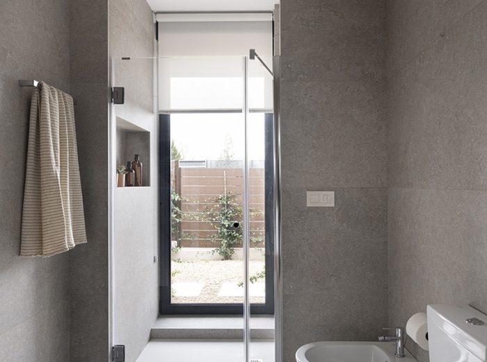 Baño con revestimiento cerámico y sanitarios de diseño, nueva construcción LAS, Vitoria-Gasteiz.