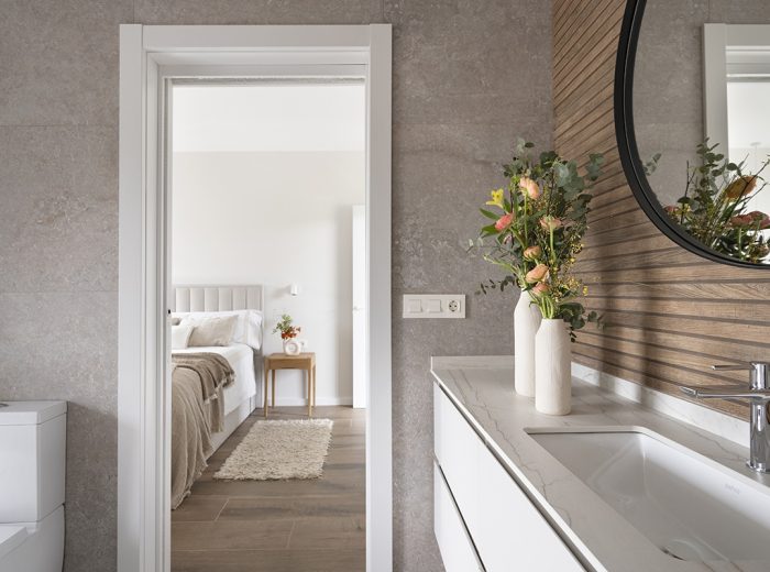 baño ducha de obra azulejo gran formato en tono gris con nicho en pared interior de la ducha, inodoro y bidet griferías cromadas, vivienda unifamiliar LAS, obra nueva y diseño de interiores y amueblamiento, Vitoria-Gasteiz