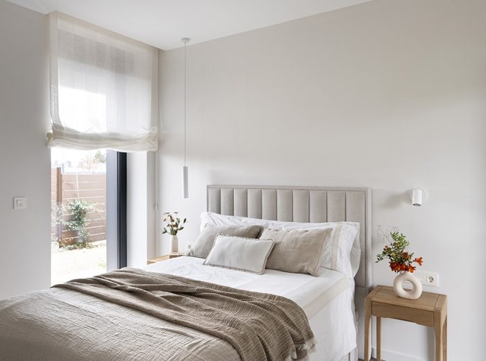 Dormitorio cabecero textil con aplique a pared en blanco, mesillas cuatro patas en madera, vivienda unifamiliar LAS, obra nueva y diseño de interiores y amueblamiento, Vitoria-Gasteiz