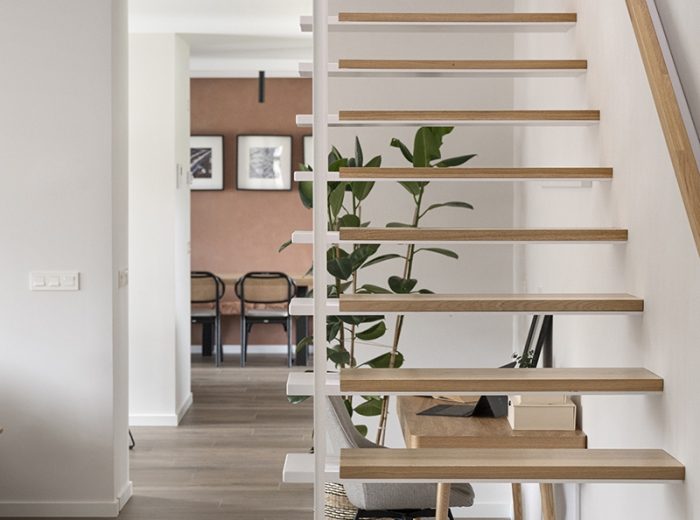 Escalera peldaños madera y barandilla tirantes metálicos blanco y espacio de escritorio bajo escalera, vivienda unifamiliar LAS, obra nueva y diseño de interiores, Vitoria-Gasteiz