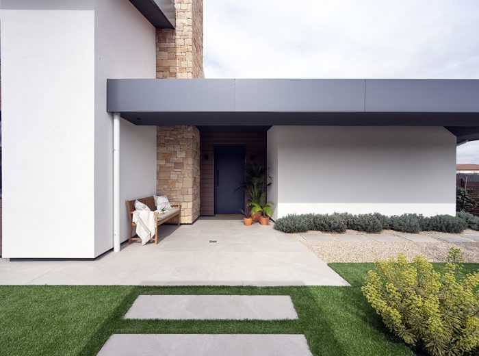 Entrada porche a través de jardín a vivienda unifamiliar LAS, obra nueva y diseño de interiores, Vitoria-Gasteiz