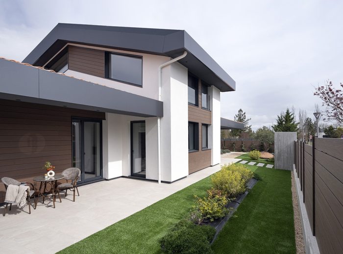 Fachada porche vivienda unifamiliar LAS , sate y madera, obra nueva y diseño de interiores, Vitoria-Gasteiz