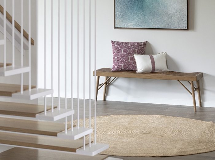 Recibidor con escalera peldaños madera y barandilla tirantes metálicos blanco y banco decorativo, vivienda unifamiliar LAS, obra nueva y diseño de interiores, Vitoria-Gasteiz