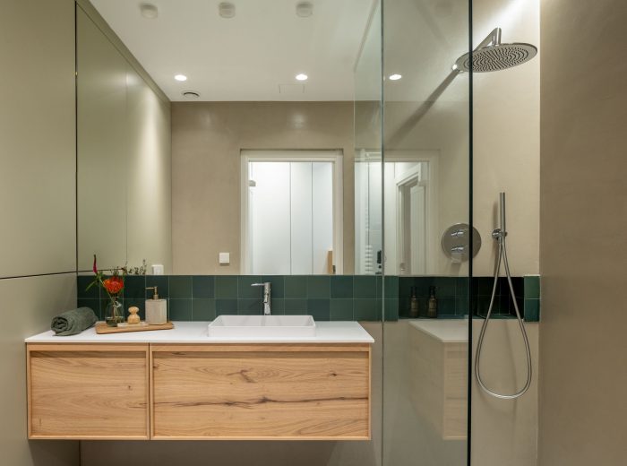 Baño principal, contraste de azulejos en verde formato pequeño y beige gran formato, mueble de baño acabado en madera, reforma interior AG76, Vitoria-Gasteiz.