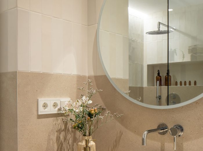 Baño principal, contraste de azulejos en hueso formato pequeño y beige gran formato, lavabo en piedra sobre encimera, reforma interior AG76, Vitoria-Gasteiz.