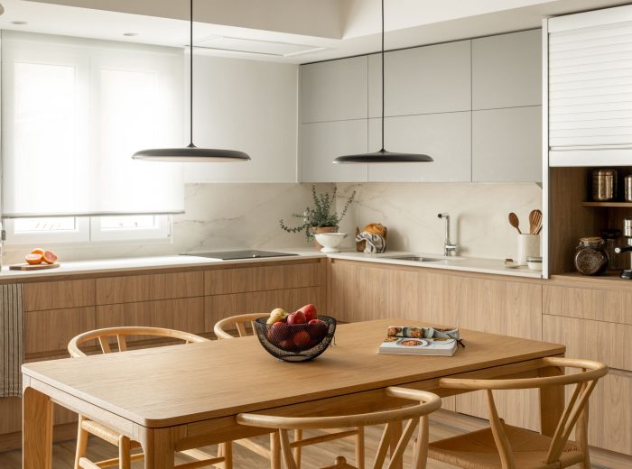 Cocina en madera y contraste en tonos neutros, mesa de comedor en madera con sillas Wishbone, reforma interior AG76, Vitoria-Gasteiz.