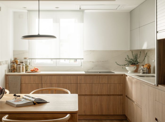 Cocina en madera y contraste en tonos neutros, mesa de comedor en madera con sillas Wishbone, reforma interior AG76, Vitoria-Gasteiz.