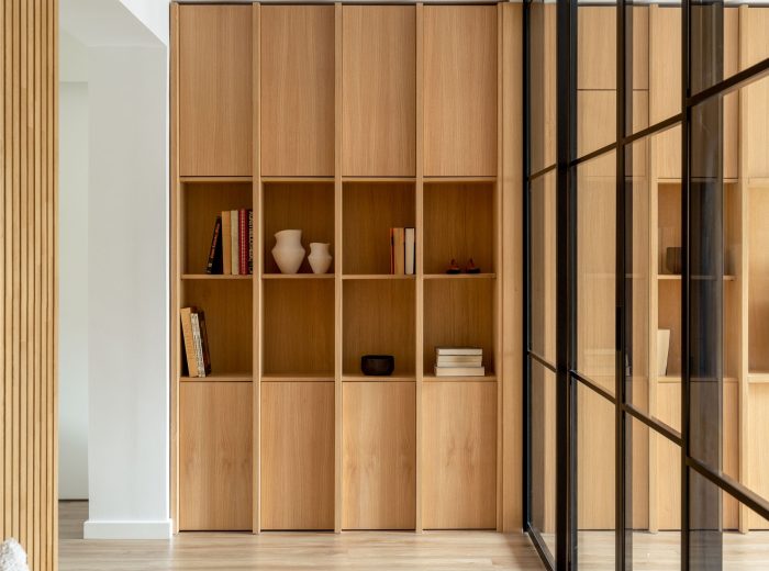 Recibidor vivienda con estantería de roble y cierre acristalado perfilería negra, reforma interior AG76, Vitoria-Gasteiz.