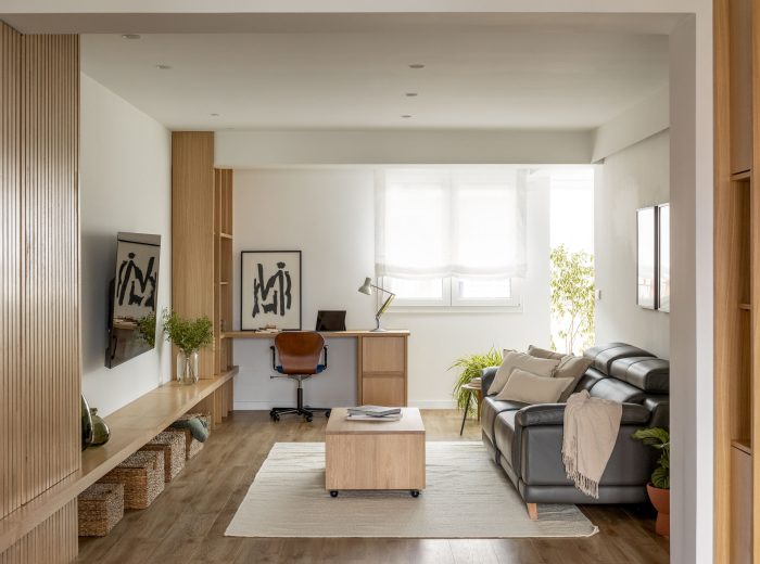 Salón con bancada de madera de roble continuidad desde el recibidor, reforma interior AG76, Vitoria-Gasteiz.