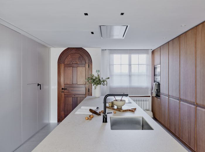 Diseño Cocina con isla porcelánica y mobiliario de roble - Reforma integral, interiorismo y decoración de oe arkitektura en proyecto AM6, Vitoria-Gasteiz