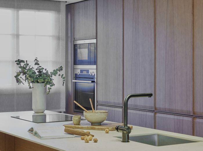 Diseño de cocina con isla central y armarios de roble - Reforma integral, interiorismo y decoración de oe arkitektura en proyecto AM6, Vitoria-Gasteiz