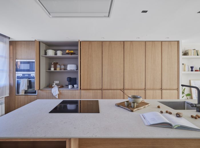 Diseño de cocina con isla central y desayunador - Reforma integral, interiorismo y decoración de oe arkitektura en proyecto AM6, Vitoria-Gasteiz