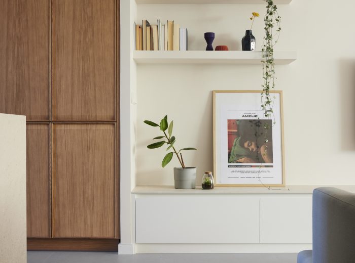 Transición entre cocina y salón con mobiliario a medida - Reforma integral, interiorismo y decoración de oe arkitektura en proyecto AM6, Vitoria-Gasteiz