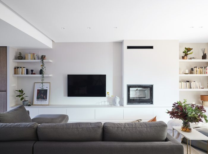 Salón con mueble a medida y chimenea integrada - Reforma integral, interiorismo y decoración de oe arkitektura en proyecto AM6, Vitoria-Gasteiz