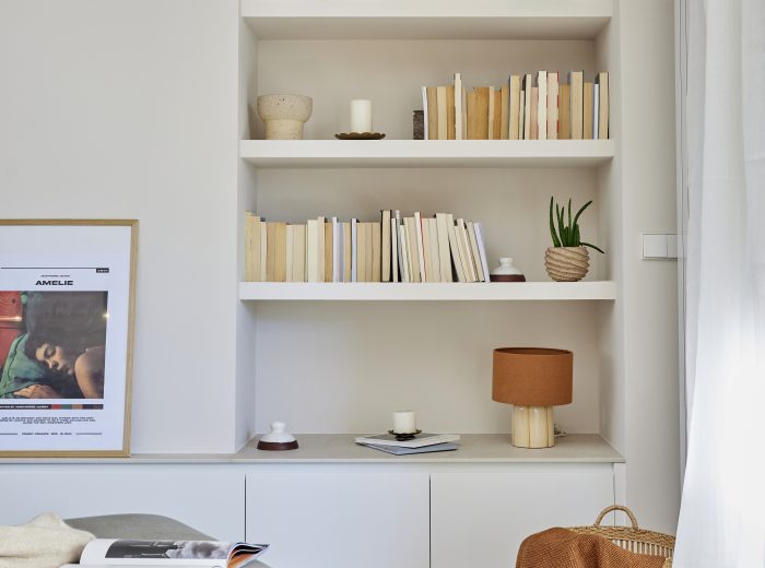 Composición de salón con mueble a medida y detalles decorativos - Reforma integral, interiorismo y decoración de oe arkitektura en proyecto AM6, Vitoria-Gasteiz