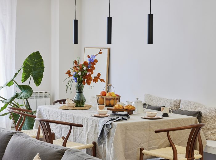 Comedor con lámparas y mobiliario de diseño, incluyendo banco a medida. - Reforma integral, interiorismo y decoración de oe arkitektura en proyecto AM6, Vitoria-Gasteiz