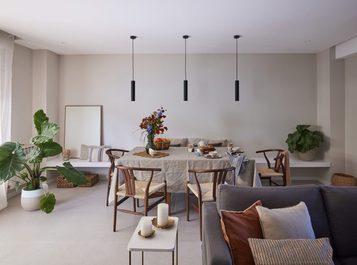 Comedor con lámparas y mobiliario de diseño, incluyendo banco a medida. - Reforma integral, interiorismo y decoración de oe arkitektura en proyecto AM6, Vitoria-Gasteiz