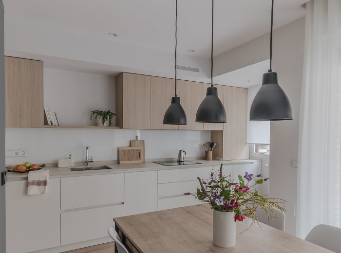 Cocina, muebles bajos en color blanco roto y muebles superiores en madera con mesa de comedor en madera, reforma interior BG9, Vitoria-Gasteiz