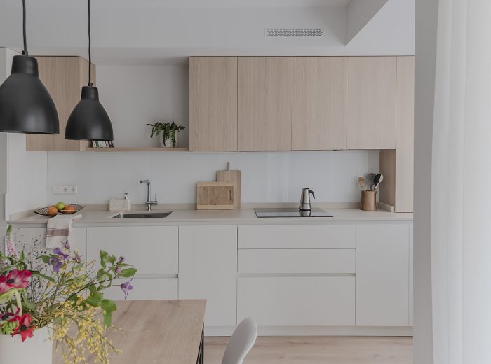 Cocina, muebles bajos en color blanco roto y muebles superiores en madera con mesa de comedor en madera, reforma interior BG9, Vitoria-Gasteiz