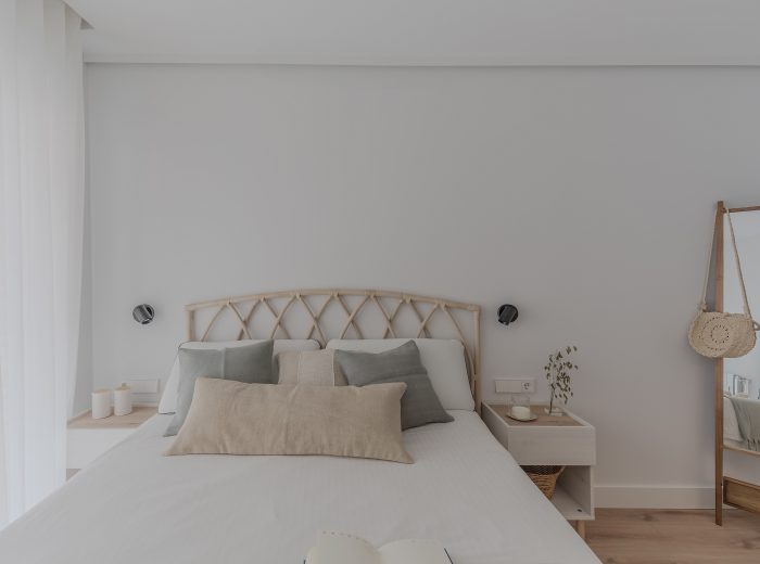 habitación principal, cabecero de cama caña colores neutros, reforma interior BG9, Vitoria-Gasteiz