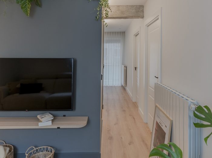 salón cubo central en azul petróleo y viga hormigón vista, reforma interior BG9, Vitoria-Gasteiz
