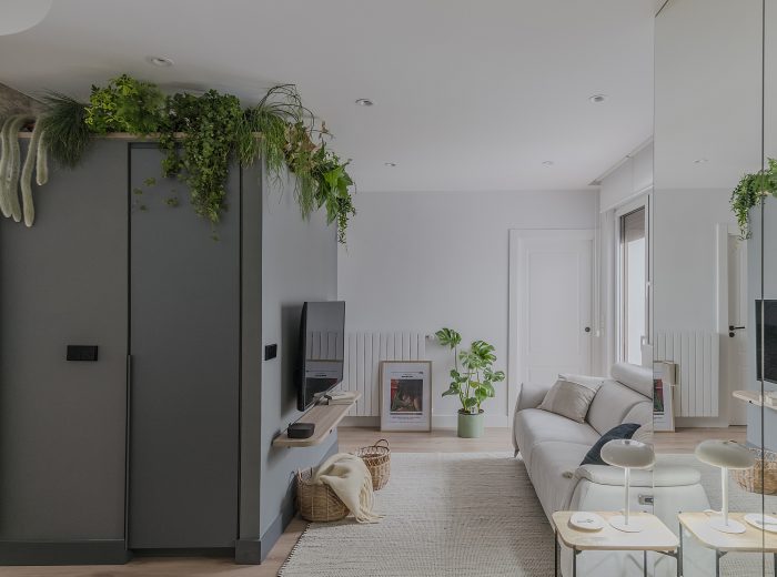 salón visto desde la recepción con cubo central en azul petróleo y vegetación parte superior, reforma interior BG9, Vitoria-Gasteiz