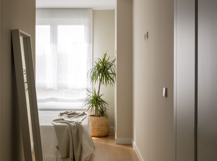 habitación principal en tonos neutros, reforma interior y diseño de interiores y amueblamiento EF13, Vitoria-Gasteiz