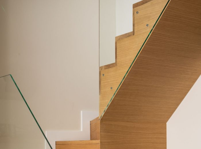 Escalera de madera con barandilla acristalada junto, peldaños inferiores decorativos, reforma interior y diseño de interiores y amueblamiento EF13, Vitoria-Gasteiz