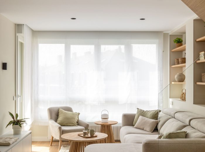 salón luminoso en colores neutros, estanterías empotradas en madera y sofá beige, reforma interior y diseño de interiores y amueblamiento EF13, Vitoria-Gasteiz