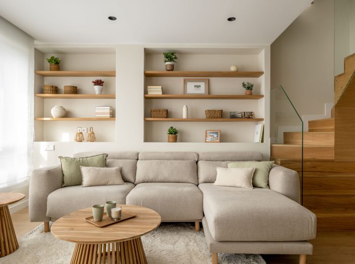 salón luminoso en colores neutros, estanterías empotradas en madera y sofá beige, reforma interior y diseño de interiores y amueblamiento EF13, Vitoria-Gasteiz