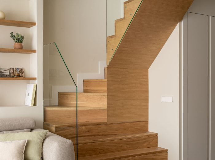 Escalera de madera con barandilla acristalada junto, peldaños inferiores decorativos, reforma interior y diseño de interiores y amueblamiento EF13, Vitoria-Gasteiz