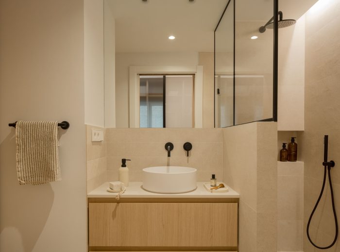 baño completo con detalles en negro y azulejo en tono neutro en proyecto F86, Vitoria-Gasteiz