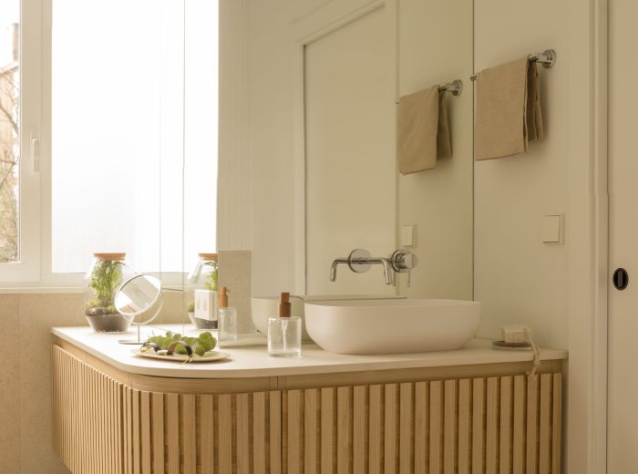 baño con mueble de lavabo a medida en madera de roble estriado y encimera porcelánica en proyecto F86, Vitoria-Gasteiz