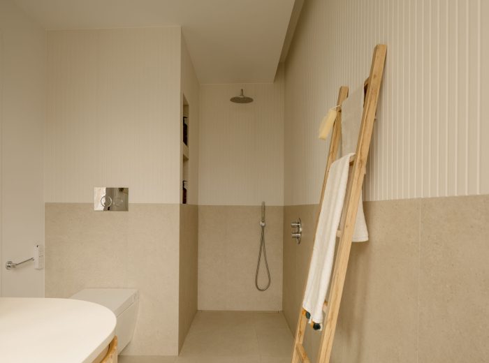 baño con ducha de obra en proyecto F86, Vitoria-Gasteiz