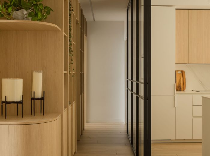Transición de pasillo con estantería a medida y cocina en proyecto F86, Vitoria-Gasteiz