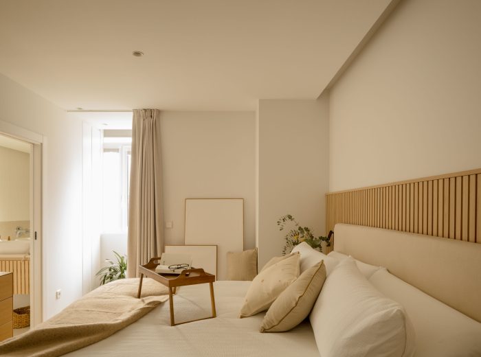 habitación principal con cabecero de madera diseñado para este espacio en proyecto F86, Vitoria-Gasteiz
