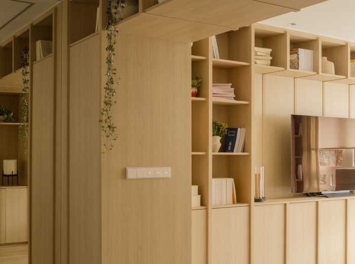Vista del salón que incorpora un espacio de estudio funcional y estético detrás del sofá, optimizando el uso del espacio y manteniendo una decoración armoniosa en proyecto F86, Vitoria-Gasteiz.