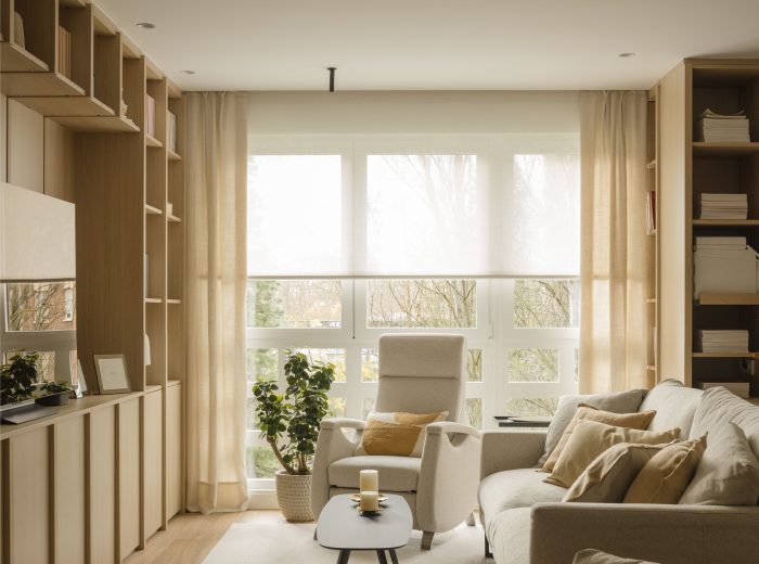 salón con estantería a medida en madera de roble, integrando espacios y aportando funcionalidad en proyecto F86, Vitoria-Gasteiz