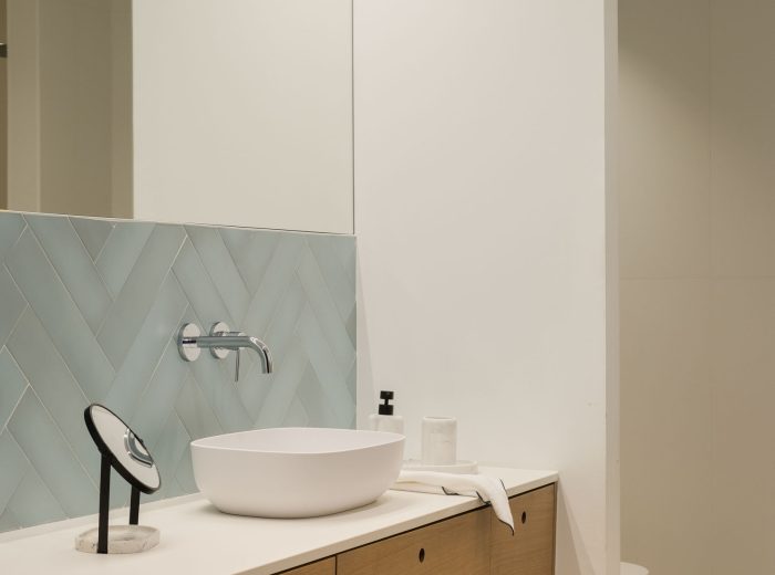 Espacio de baño diseñado para niños, combinando funcionalidad con elementos decorativos coloridos en proyecto FL9, Vitoria-Gasteiz