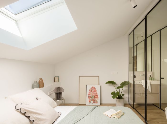 Suite principal que integra un vestidor y un baño acristalado, fusionando lujo y originalidad en un espacio contemporáneo en proyecto FL9, Vitoria-Gasteiz