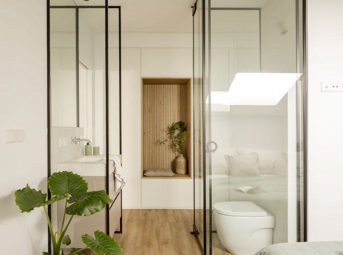 Dormitorio con baño ensuite y acabados en tonos neutros, reforma integral IA9, Vitoria-Gasteiz.