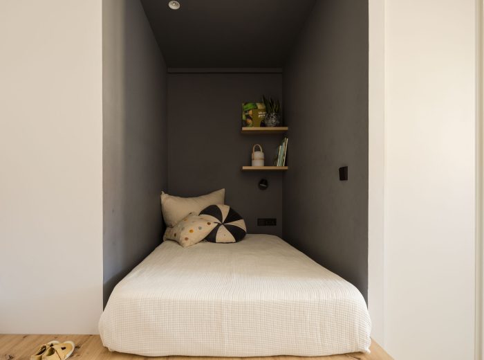 Dormitorio infantil concebido como una cueva acogedora, fomentando la creatividad y el descanso en proyecto FL9, Vitoria-Gasteiz