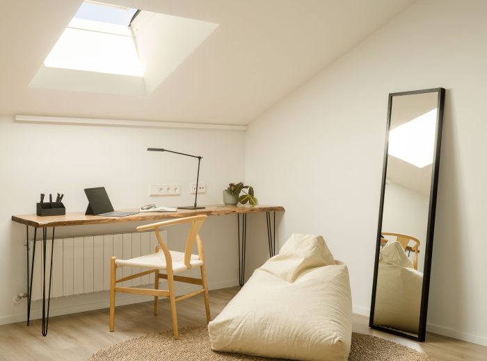 Espacio abierto en la planta alta adaptado como estudio, ofreciendo un ambiente flexible y luminoso en proyecto FL9, Vitoria-Gasteiz