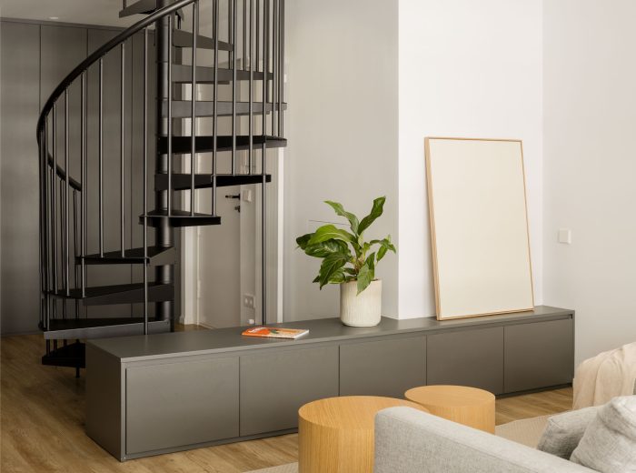 Vista general del recibidor, salón y escalera del dúplex de diseño. Mobiliario y panelado a medida en proyecto FL9, Vitoria-Gasteiz